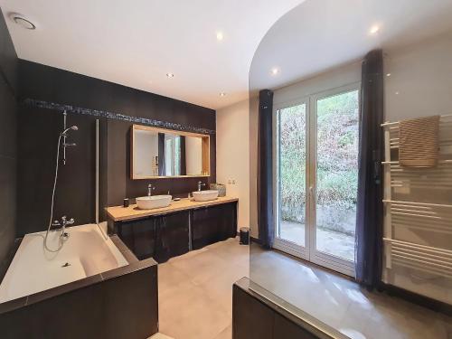 La grande salle de bains est pourvue de 2 lavabos et d'une baignoire. dans l'établissement Location Villa Haut de Gamme à Fayence : Piscine, Lac, Golf, Forêt, Vignobles, 5 Chambres - FR-1-779-8, à Mons