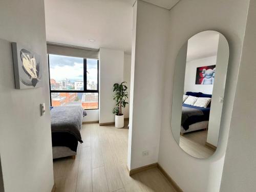 Ένα ή περισσότερα κρεβάτια σε δωμάτιο στο Loft/Apartaestudio Chapinero con piscina gym