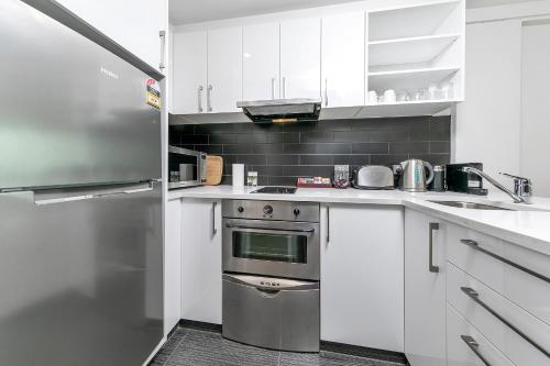 A cozinha ou cozinha compacta de Stunning Auckland Harbour Views