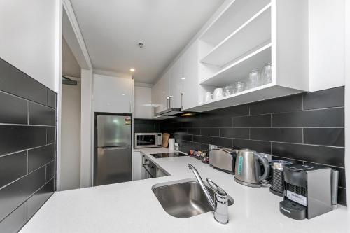 A cozinha ou cozinha compacta de Stunning Auckland Harbour Views