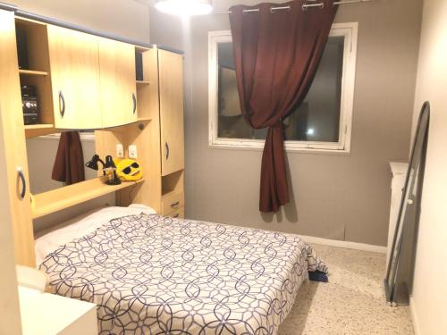 une chambre avec un lit et une fenêtre dans l'établissement Centre Historique 5 Pièces, à Vallauris