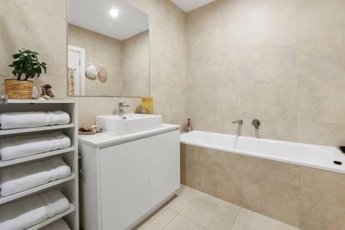 Un baño de Vibe at Newport