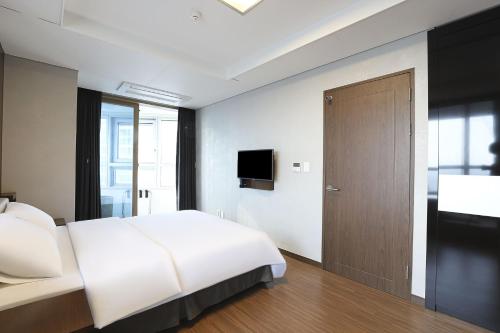 Ένα ή περισσότερα κρεβάτια σε δωμάτιο στο W Residence Hotel