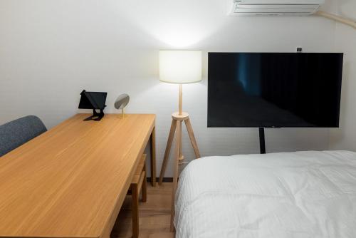 住吉にあるエルザビル303のベッドルーム1室(ベッド1台、大画面薄型テレビ付)