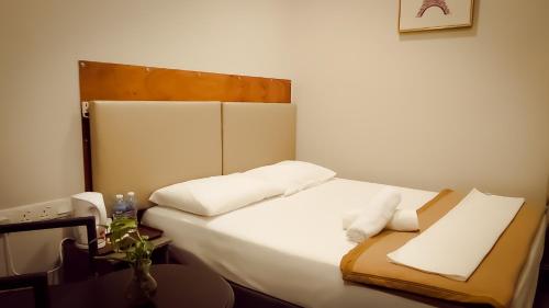 Katil atau katil-katil dalam bilik di RS Hotel Desa Cemerlang Johor Jaya