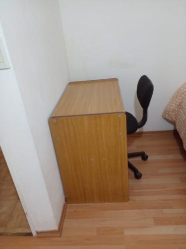 a desk and a chair in a room at Orly Apart in Comodoro Rivadavia