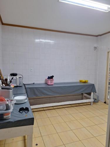 a hospital room with a bed in a room at Quarto triplo com banheiro em Pousada e Restaurante in Manaus