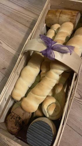 a box of bannanas with a purple bow on it at Wengerwirt zur Laube Komfortzimmer Deluxe in Weng im Gesäuse