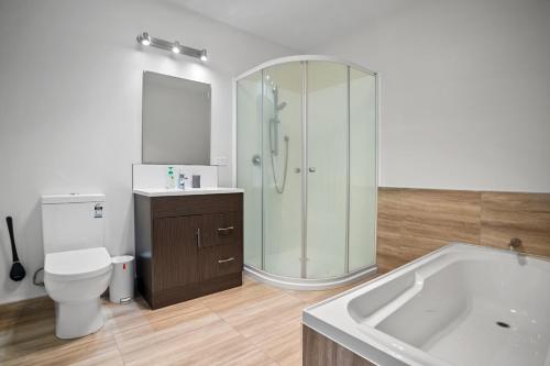 Bilik mandi di Tohora Serenity - Waihi Beach Holiday Home