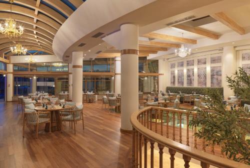 Restaurace v ubytování SEAFOS Luxury Resort & Spa - Limited Edition by Leonardo Hotels