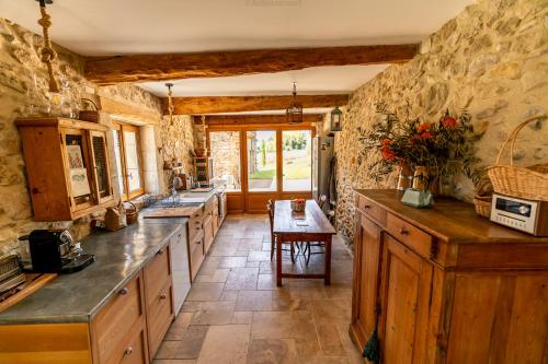 Gallery image of Le Petit Riousset, gîte à la campagne, piscine in Montvendre