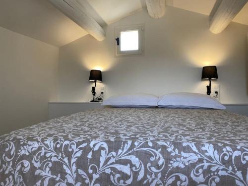 une chambre avec un lit avec un couvre-lit bleu et blanc dans l'établissement Mazet en Provence dans propriété équestre, à Graveson