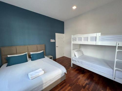 a bedroom with a bed and bunk beds at Jk CozyHome 10Pax 100Mbps 2Carparks in Kuching