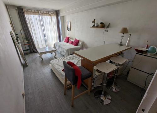 un salon avec un bureau et une table dans l'établissement Amazing Eiffel views cool area, à Paris