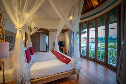 Ένα ή περισσότερα κρεβάτια σε δωμάτιο στο Aryaswara Villa Ubud