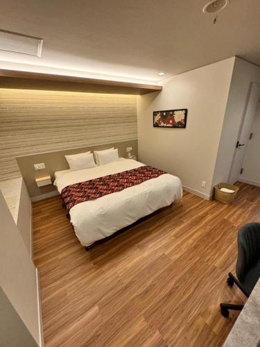 a bedroom with a large bed in a room at Hotel Be-zen shimanouchi in Osaka