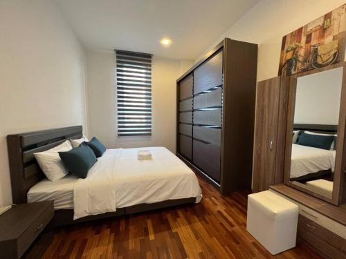 a bedroom with a bed and a large mirror at Jk CozyHome 02 8Pax 100Mbps 2Carparks in Kuching