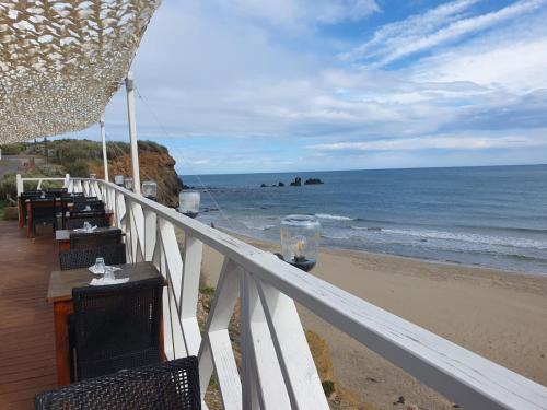 - un balcon avec une table et des chaises sur la plage dans l'établissement Studio 4 pers 100m plage et commerces, au Cap d'Agde