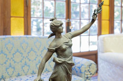 a statue of a woman with her arm in the air at Grande Albergo in Sestri Levante