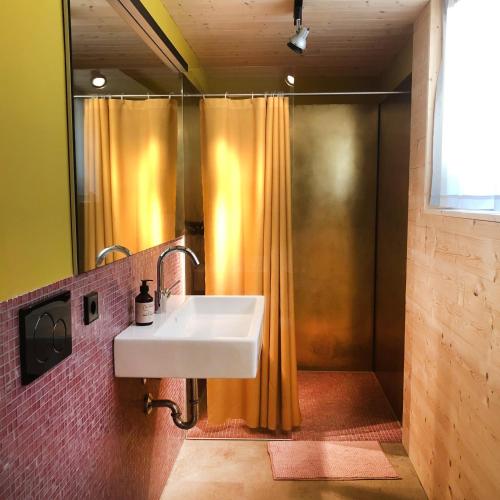 a bathroom with a sink and a shower at Burgstrasse Apartment West mit Garten und Sauna in Altleiningen