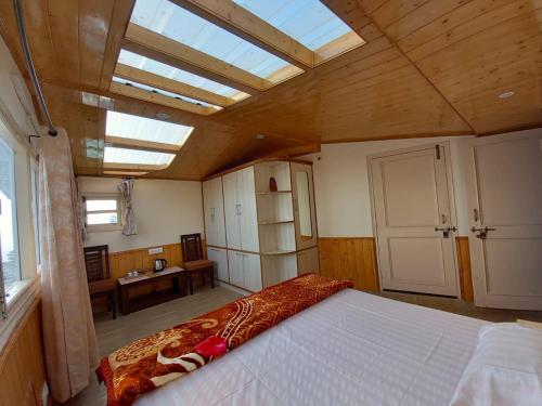 Postel nebo postele na pokoji v ubytování Jishas Homestay Near Mall Road