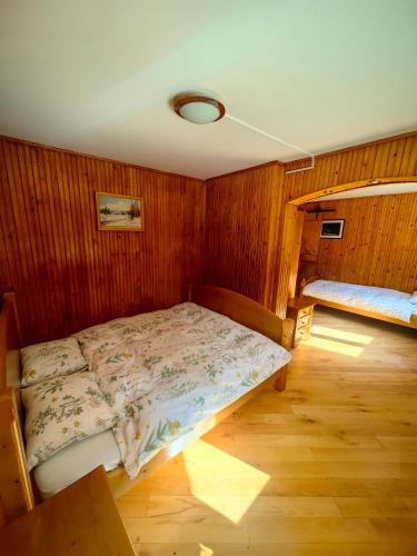 Ένα ή περισσότερα κρεβάτια σε δωμάτιο στο Raw Nature Cabin
