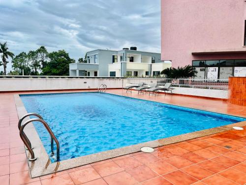 una piscina en la parte superior de un edificio en GreenHome 75 inch TV 5mints from the beach and City, en Dar es Salaam