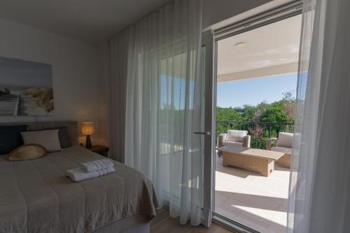 Ένα ή περισσότερα κρεβάτια σε δωμάτιο στο Villa Kortus - private pool&700mbeach