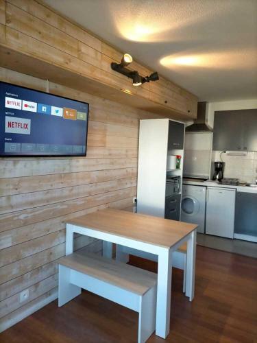 une chambre avec une table et une cuisine avec un comptoir dans l'établissement Beach Side, à Lacanau-Océan