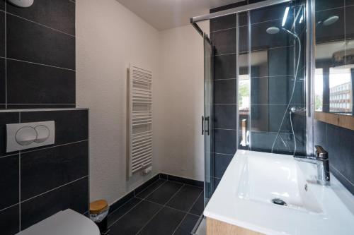 une salle de bain avec un lavabo et une douche dans l'établissement Superbe appartement les 2 Alpes, à Les Deux Alpes