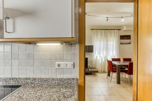 a kitchen and dining room with a table and chairs at Les Medes in L'Estartit
