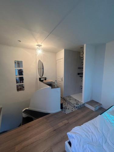 une chambre avec un lit et un bureau dans l'établissement Maison de village, à Berre-des-Alpes