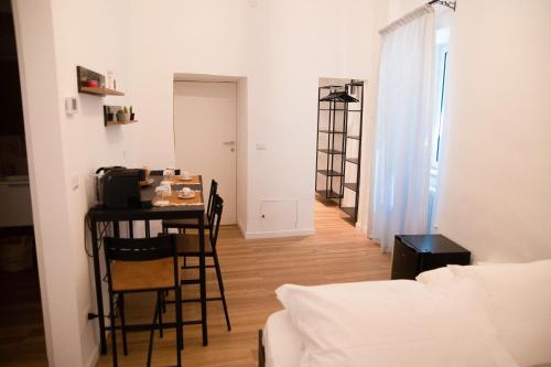 a living room with a table and chairs in a room at Welchome Apartment and Luxury Rooms in Grumo Appula