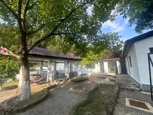 a yard with a house and a tree at Ori Villa in Likani