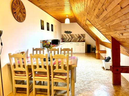 a kitchen and dining room with a table and chairs at Appartement une chambre plus une chambre bébé ou enfant trois ans à la campagne au calme in Cléguérec