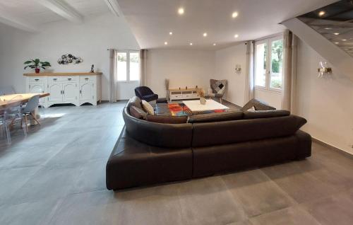 un grand salon avec un canapé et une table dans l'établissement Lovely Home In Lorgues With Wifi, à Lorgues