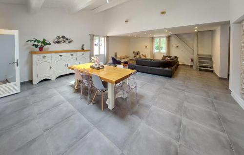une cuisine et un salon avec une table et un canapé dans l'établissement Lovely Home In Lorgues With Wifi, à Lorgues