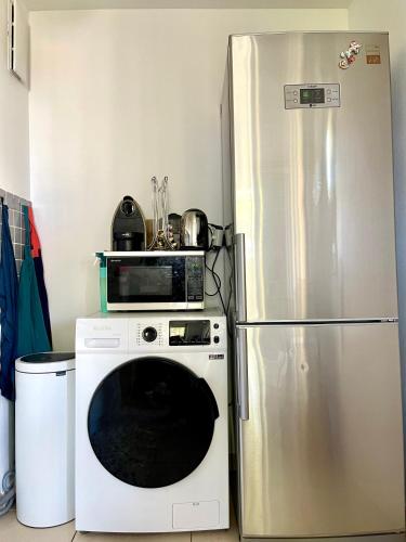 La cuisine est équipée d'un four micro-ondes et d'un réfrigérateur. dans l'établissement T3 Mer Calme Famille à Saint Aygulf, à Fréjus