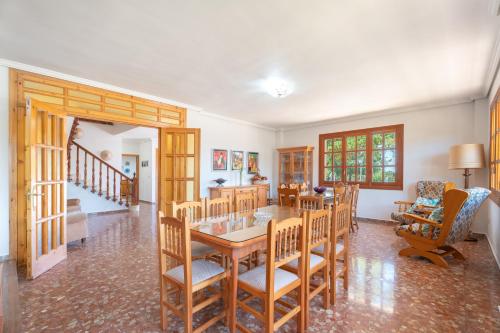 a dining room with a table and chairs at El Cachorro in Altura