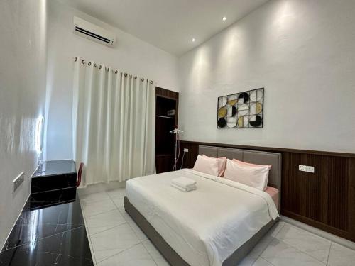 a bedroom with a large white bed in a room at Jk Home 12Pax 500Mbps 10Beds 4BathR 2Carparks in Kuching