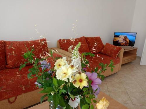 a living room with a vase of flowers on a table at CunninghamsSilver in Sunny Beach