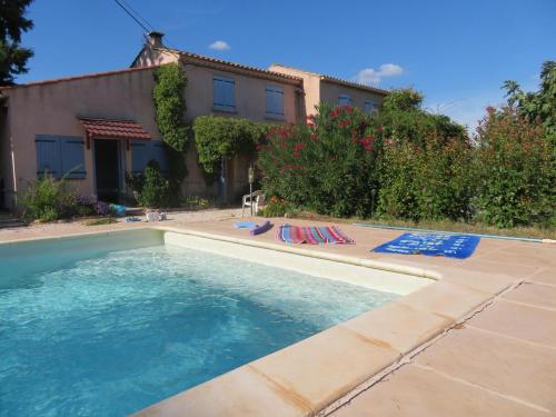 une piscine devant une maison dans l'établissement Villa au calme avec piscine, au Luc