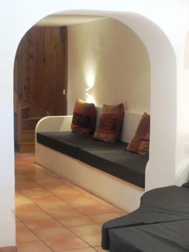 Cette chambre comprend un lit avec des oreillers. dans l'établissement Mas des Ocres, à Rustrel