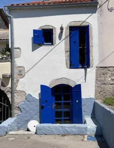 House with lovely terrace 10 min drive from the sea