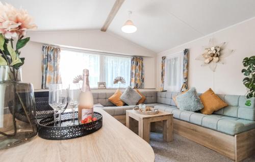 heinkenszandにある3 Bedroom Lovely Home In Heinkenszandのソファとテーブルのあるリビングルーム