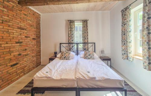 Ένα ή περισσότερα κρεβάτια σε δωμάτιο στο Pet Friendly Home In Spore