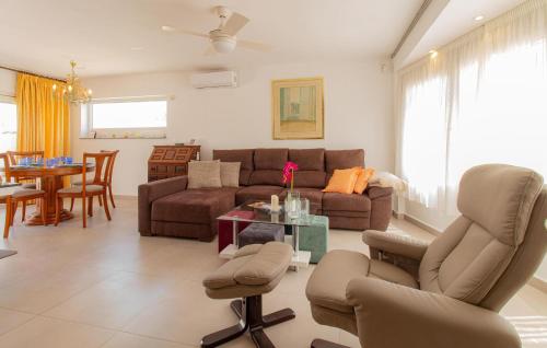 un salon avec un canapé, des chaises et une table dans l'établissement Cozy Home In Torrevieja With Wifi, à Torrevieja