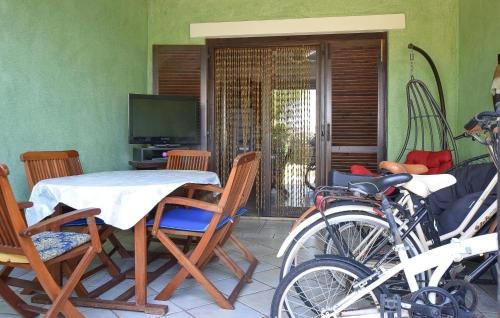TV a/nebo společenská místnost v ubytování Lovely Apartment In Marina Di Pisticci