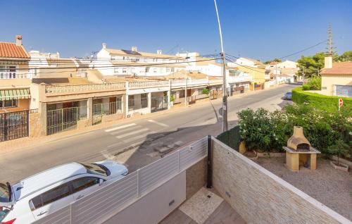 ein weißes Auto steht auf einer Stadtstraße in der Unterkunft Beautiful Apartment In San Javier in San Javier