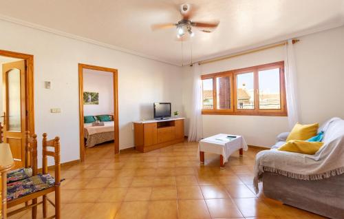 ein Wohnzimmer mit Sofa und Fernseher in der Unterkunft Beautiful Apartment In San Javier in San Javier
